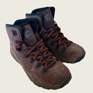 Men’s NWT Hiking Boots - Danner “Mountain 600”. New - Never Worn. SIZE 10D